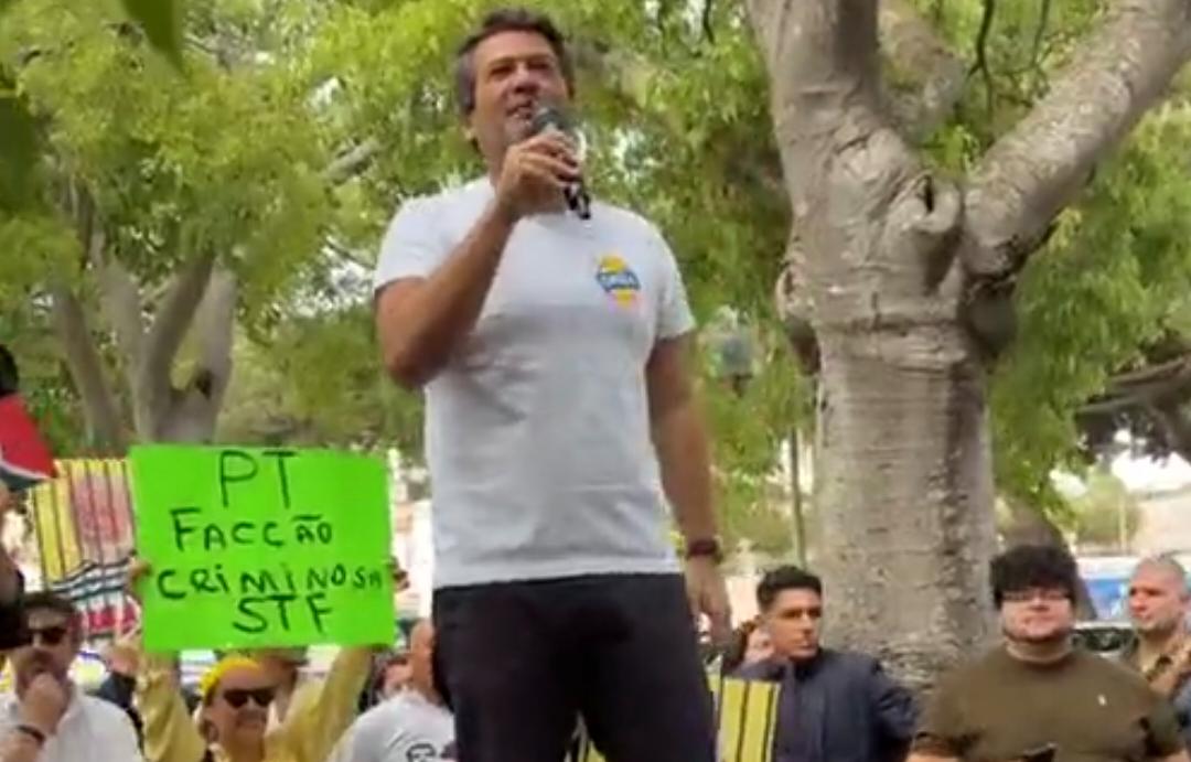 Lula chega em Portugal sob protestos: ‘Lula, ladrão, teu lugar é na prisão’