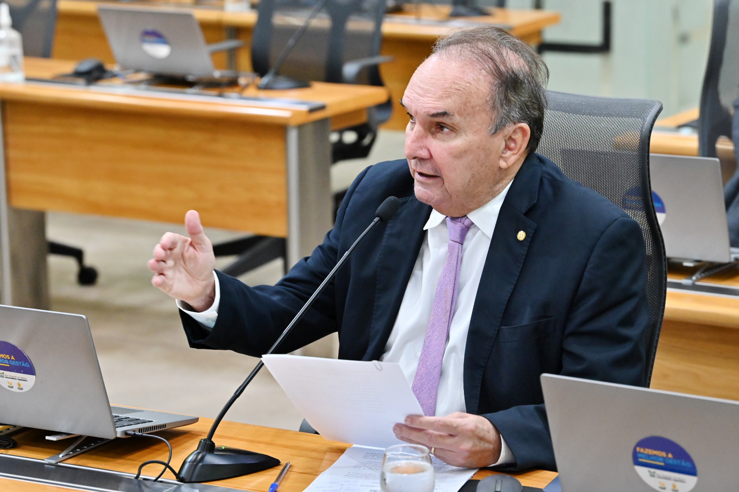 Deputado Nelter Queiroz cobra pagamento a médicos e critica paralisação de cirurgias no RN