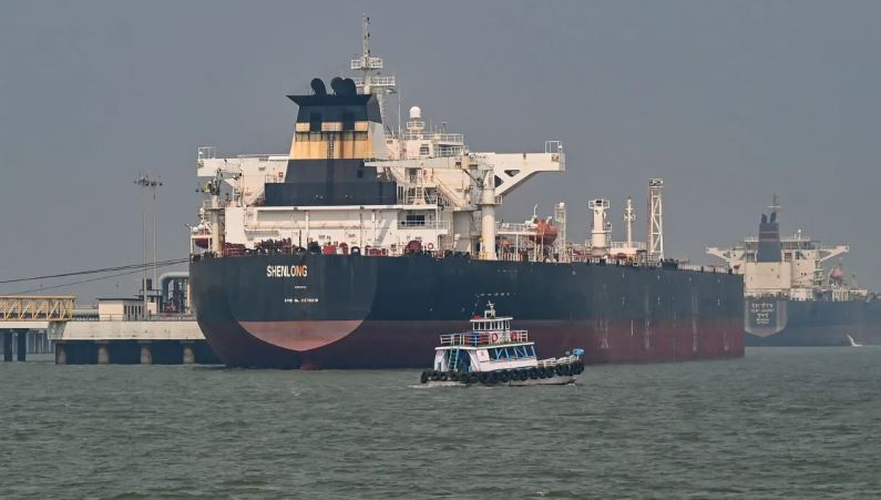 Irã autoriza passagem de navios com bens essenciais pelo Estreito de Ormuz