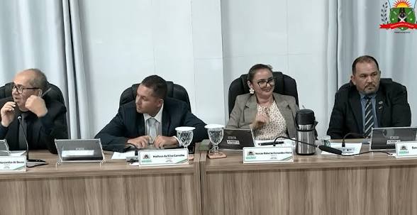 VÍDEO: Vereadora faz gesto de cunho sexual durante sessão no interior do Ceará