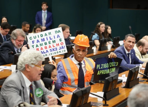 URGENTE: CCJ aprova a PEC do fim da escala 6×1 na Câmara; veja o que muda