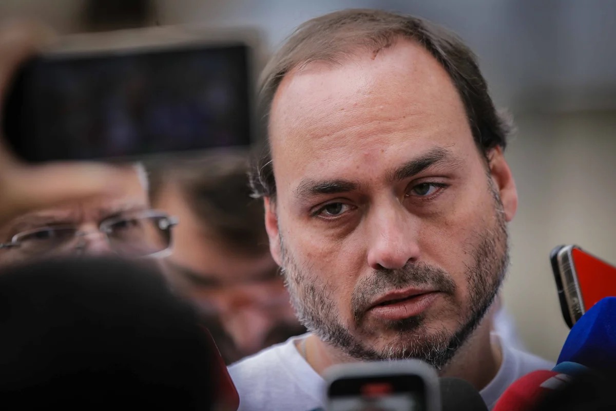 Bolsonaro espera decisão do “ministro médico Moraes”, diz Carlos