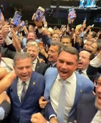 [VÍDEO] Rogério Marinho, Flávio Bolsonaro e senadores comemoram derrubada do veto de Lula ao PL da Dosimetria: “Chora petista”