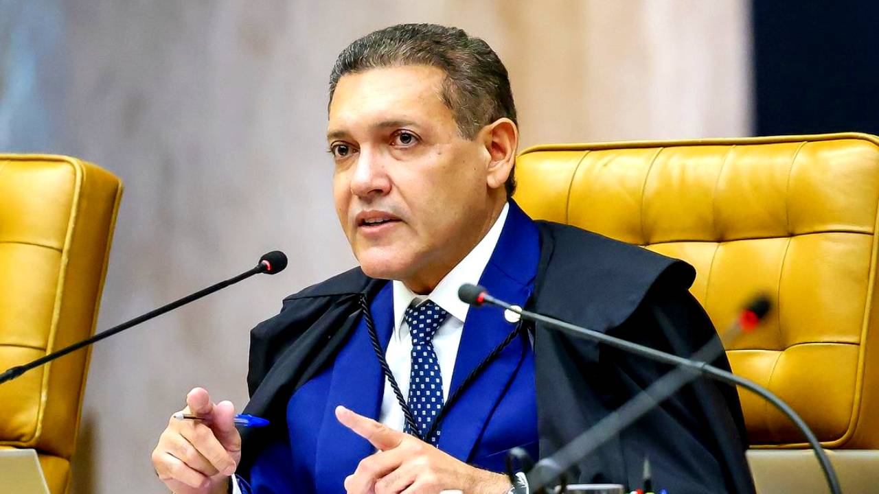 Avião ligado ao Banco Master levou ministro do STF e esposa para Maceió