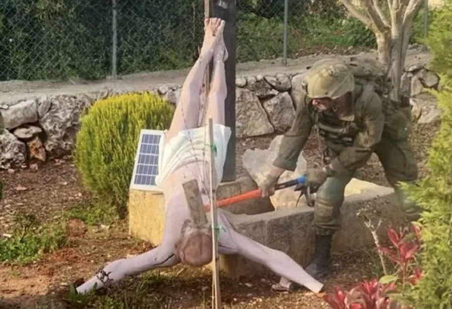 Exército de Israel abre investigação após imagem de soldado vandalizando estátua de Jesus no Líbano