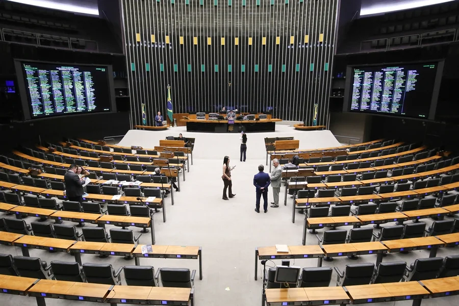 Nove servidores da Câmara receberam R$ 2,8 milhões de horas extras