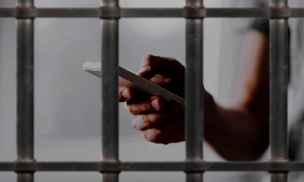 Quase 8 mil celulares foram encontrados dentro de presídios no Brasil em três anos