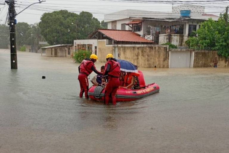 Chuvas deixam 8 mortos na Paraíba e em Pernambuco; estados decretam emergência e calamidade