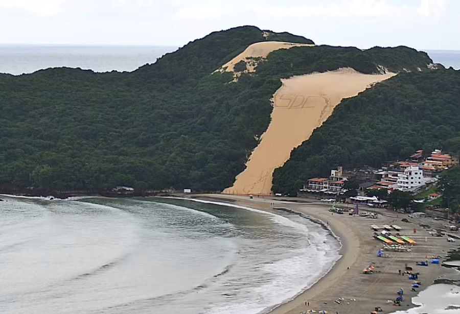 Morro do Careca amanhece com sigla na areia associada à facção criminosa