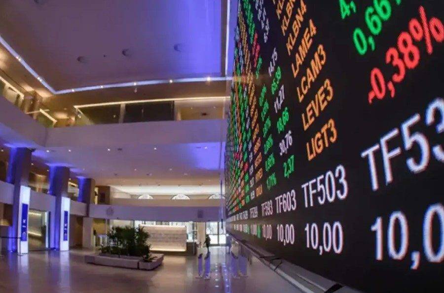 Dólar renova mínima em 28 meses abaixo de R$ 4,90, enquanto Bolsa cai com tensão entre EUA e Irã