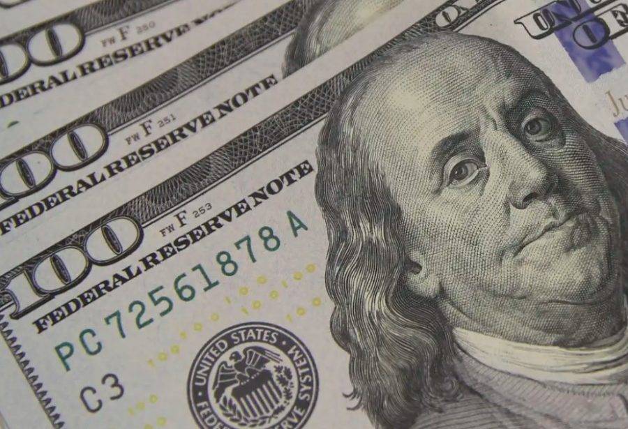 Dólar cai a R$ 4,90 e Bolsa avança após ata do Copom e recuo do petróleo