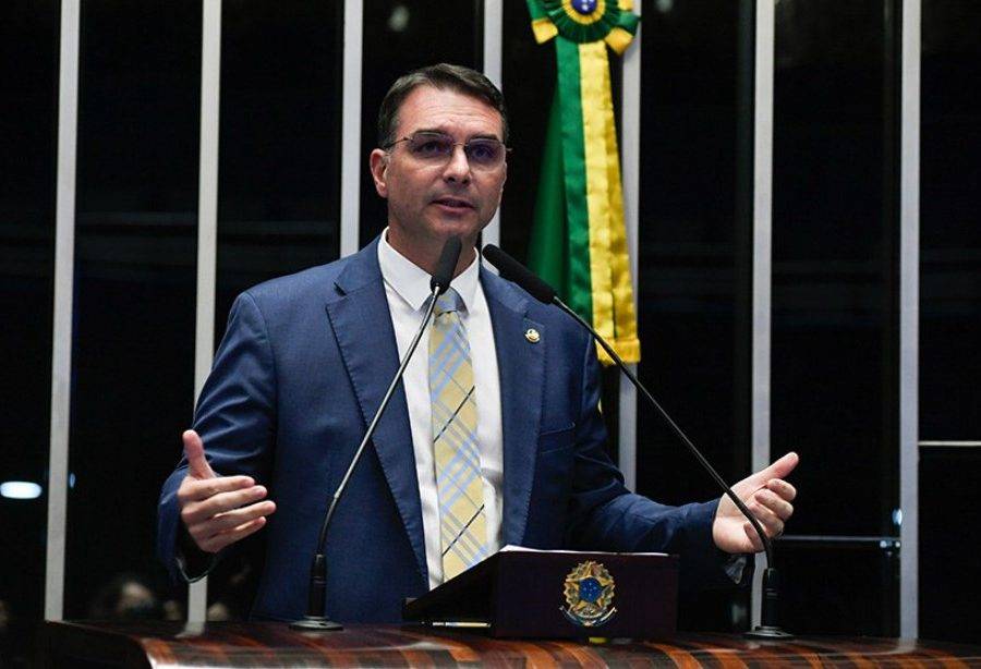 Derrubada de veto de Lula projeta Flávio Bolsonaro no cenário eleitoral, revela colunista