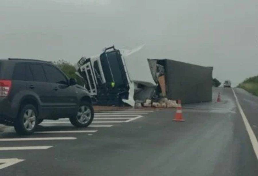 Carreta tomba e provoca interdição parcial na BR-304 em Macaíba