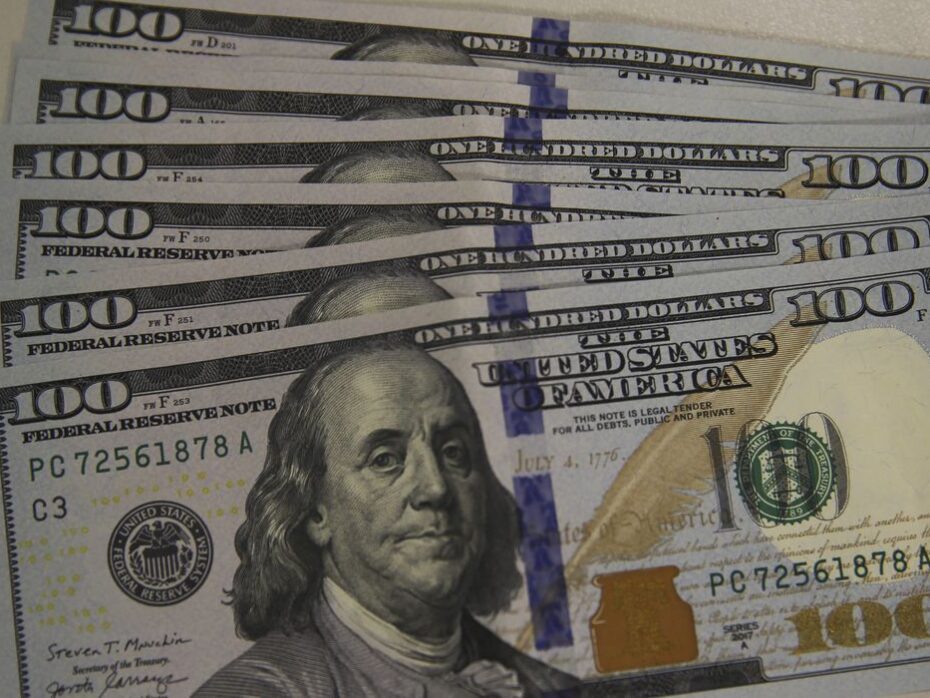 Dólar fecha abaixo de R$ 4,90 pela 1ª vez em mais de dois anos