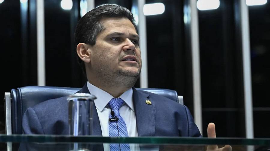 Alcolumbre sinaliza apoio a impeachment de ministros do STF em negociação por reeleição no Senado