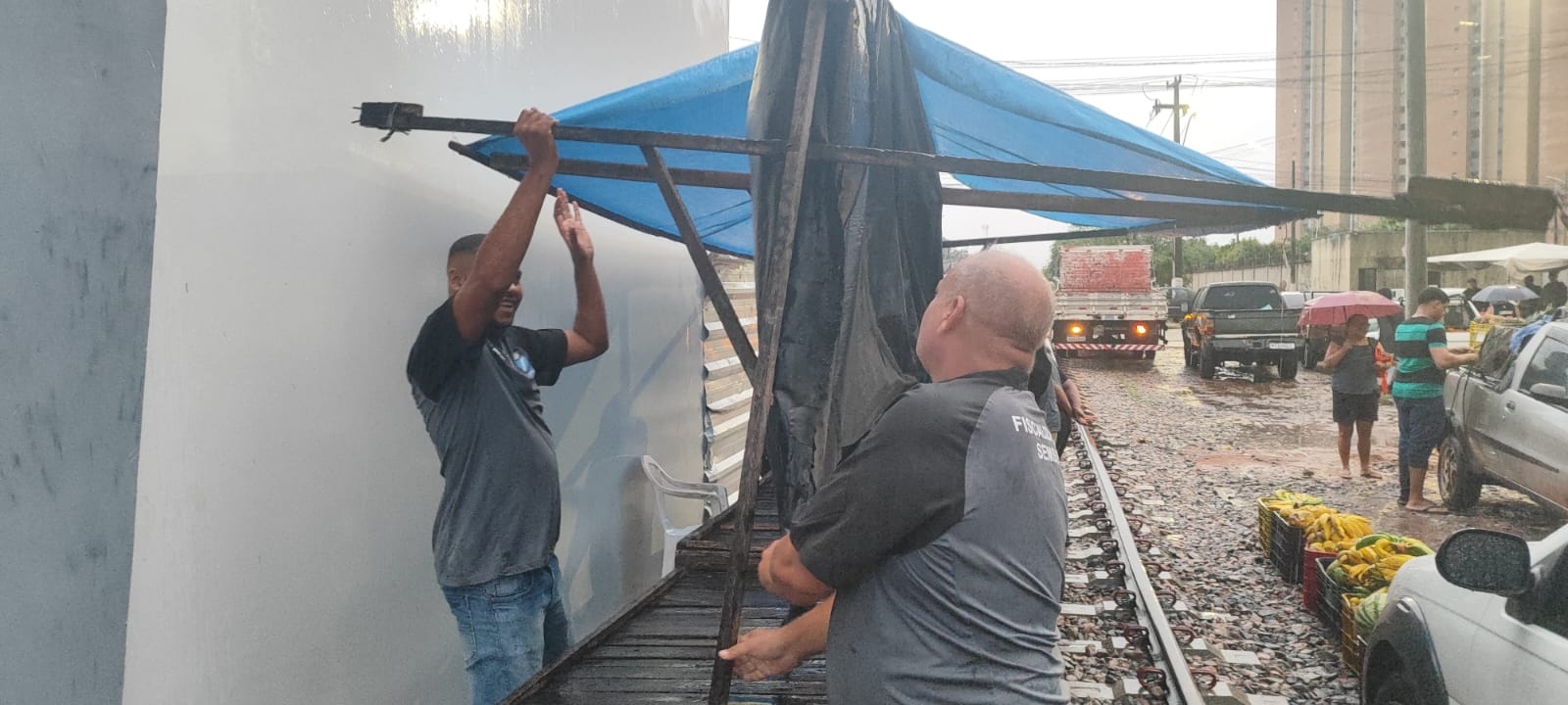 Prefeitura realiza ação ordenada para desobstruir linha do trem na feira da Cidade da Esperança