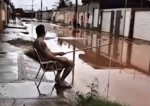 [VÍDEO] MOSSORÓ: Morador revoltado vai ‘pescar’ em rua alagada de lama