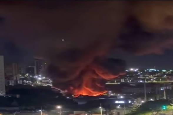 [VÍDEO] Incêndio atinge Circo do Tirulipa ao lado da Arena das Dunas em Natal