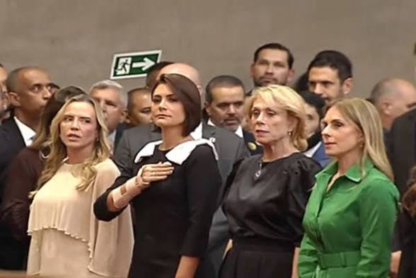 [VÍDEO] CLIMÃO: Michelle Bolsonaro interage com esposa de Moraes no TSE enquanto Janja evita cumprimento