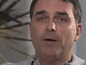 [VÍDEO] “A culpa nunca é dele”: Flávio Bolsonaro cita Lula em lista de escândalos