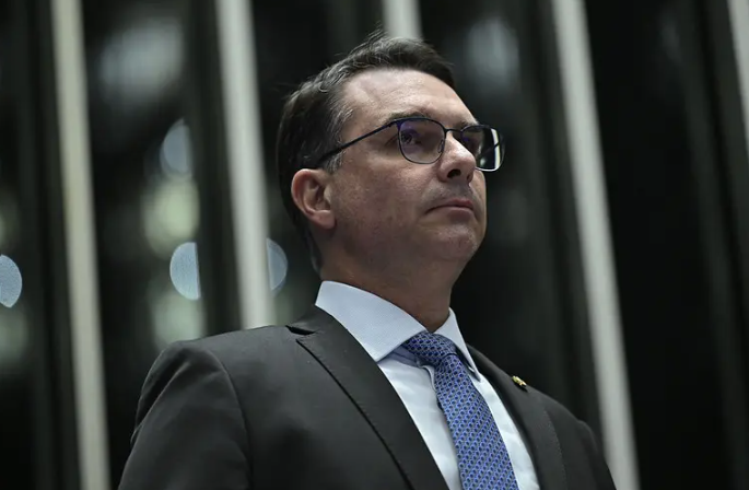 Quase 90% dos eleitores de Flávio Bolsonaro apoiam candidatura após o caso ‘Dark Horse’, revela Datafolha