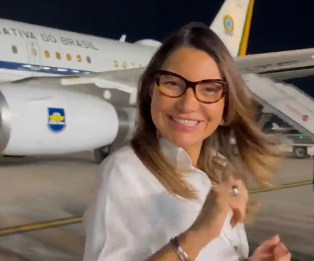 DE NOVO: Janja faz nova viagem internacional e já acumula quase 6 meses fora do Brasil — mais que Lula