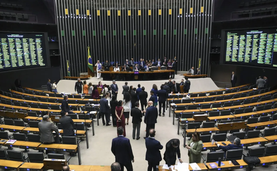 Câmara faz sessão de 8 minutos para viabilizar votação do fim da escala 6×1 em comissão