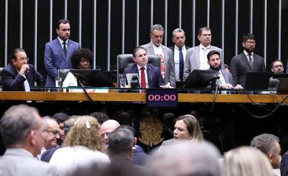 [VÍDEO] Câmara aprova fim da escala 6×1 em dois turnos