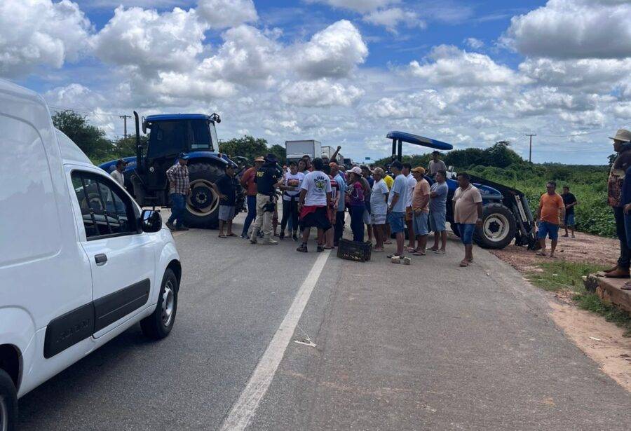 Protesto bloqueia BR-304 em Mossoró por obras da Estrada do Melão