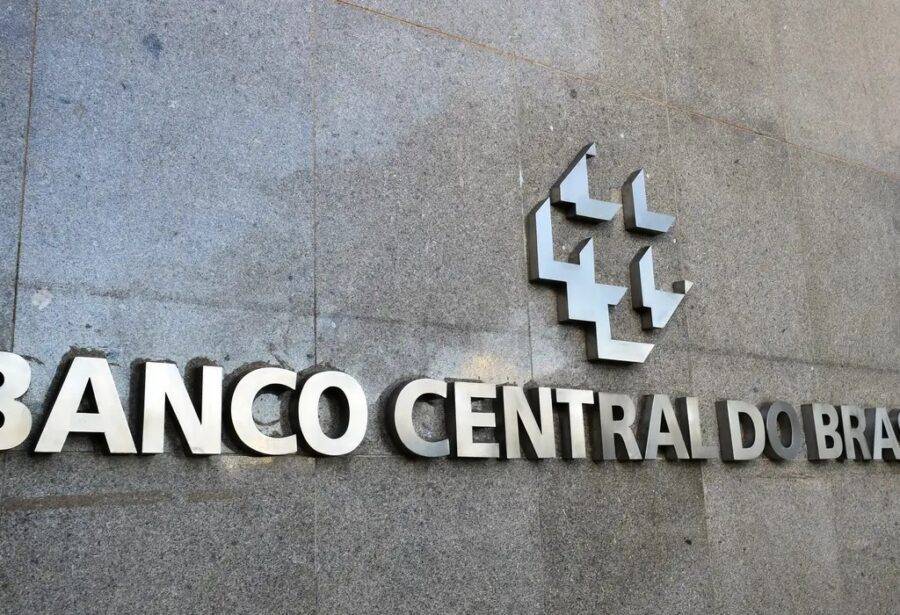 Banco Central e BRB negociam saída para rombo de R$ 8,8 bilhões sem aval do governo federal