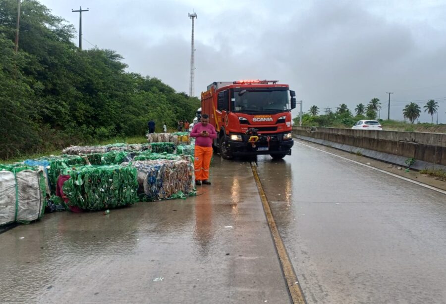 Acidente com caminhões causa transtornos na Reta Tabajara, em Macaíba