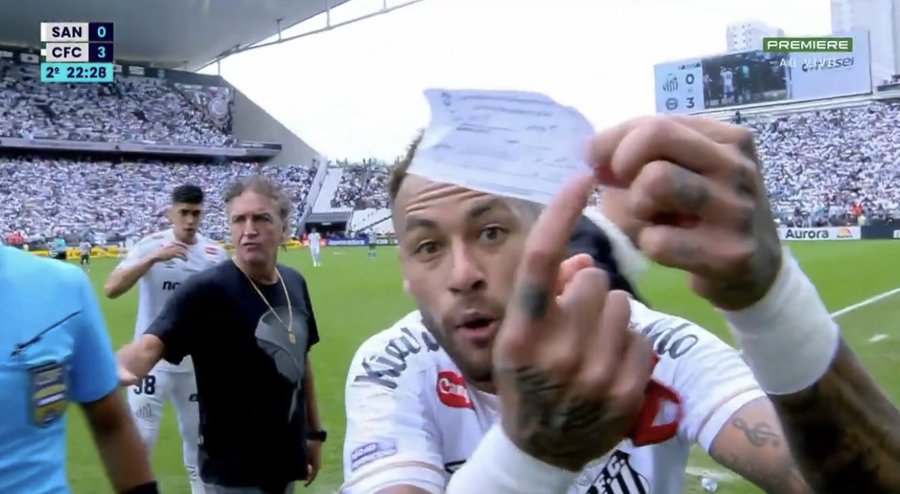 Neymar se revolta após substituição errada em derrota do Santos