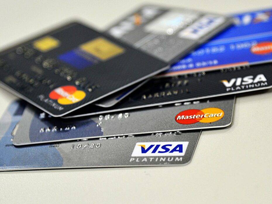 Uso de cartão de crédito cresce no Brasil e acirra disputa entre bancos e fintechs