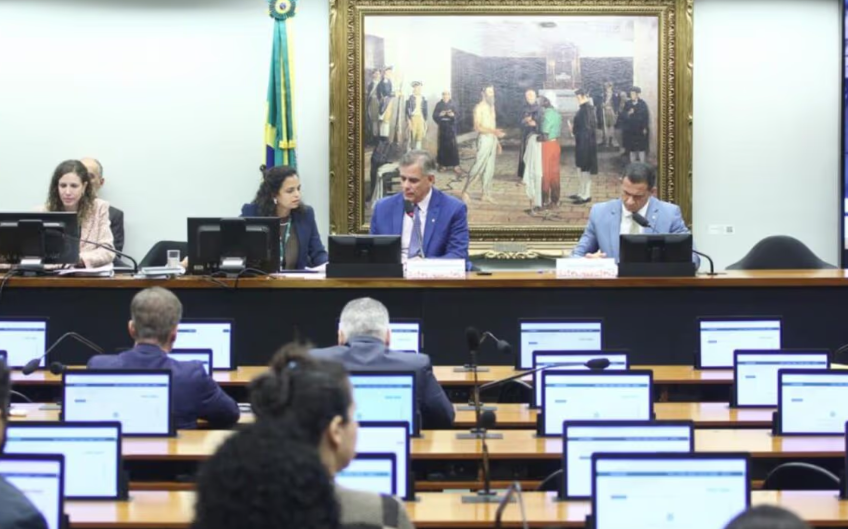 Governistas pedem vista e comissão da Câmara adia votação de PEC da redução da maioridade penal de 18 para 16 anos