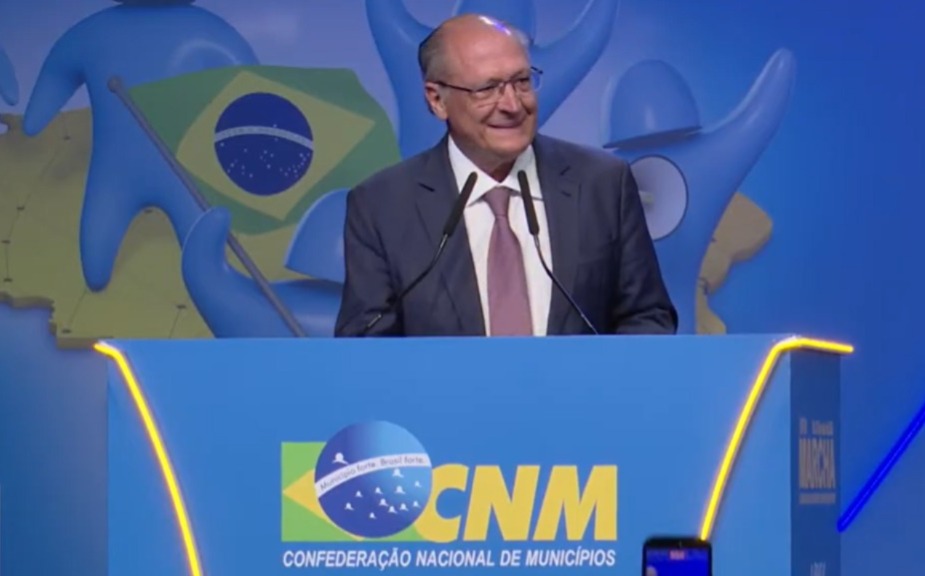 Alckmin é recebido com vaias em evento de prefeitos em Brasília