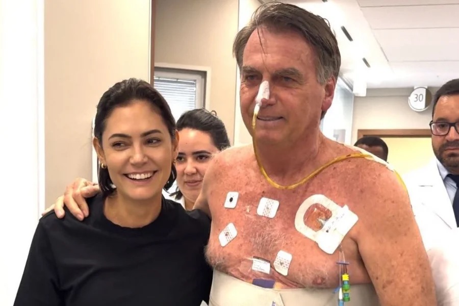 Michelle diz que Bolsonaro piorou e teve tratamento reformulado