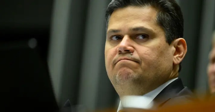 [VIDEO] Alcolumbre defende Wagner hoje; dois dias atrás, Wagner o defendeu: Os dois foram citados por Vorcaro