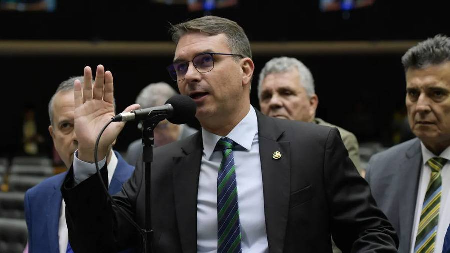 Flávio Bolsonaro diz que quer acabar com reeleição se for eleito presidente