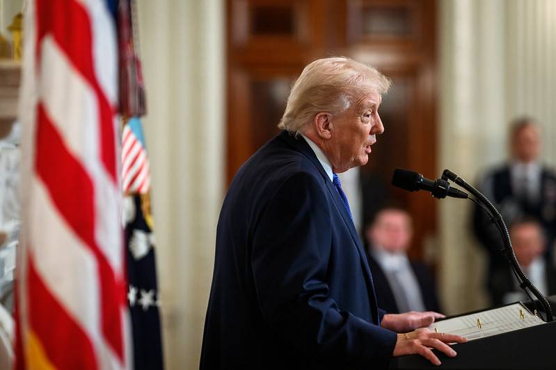 Trump anuncia acordo com Irã e encerra bloqueio naval dos EUA no Estreito de Ormuz