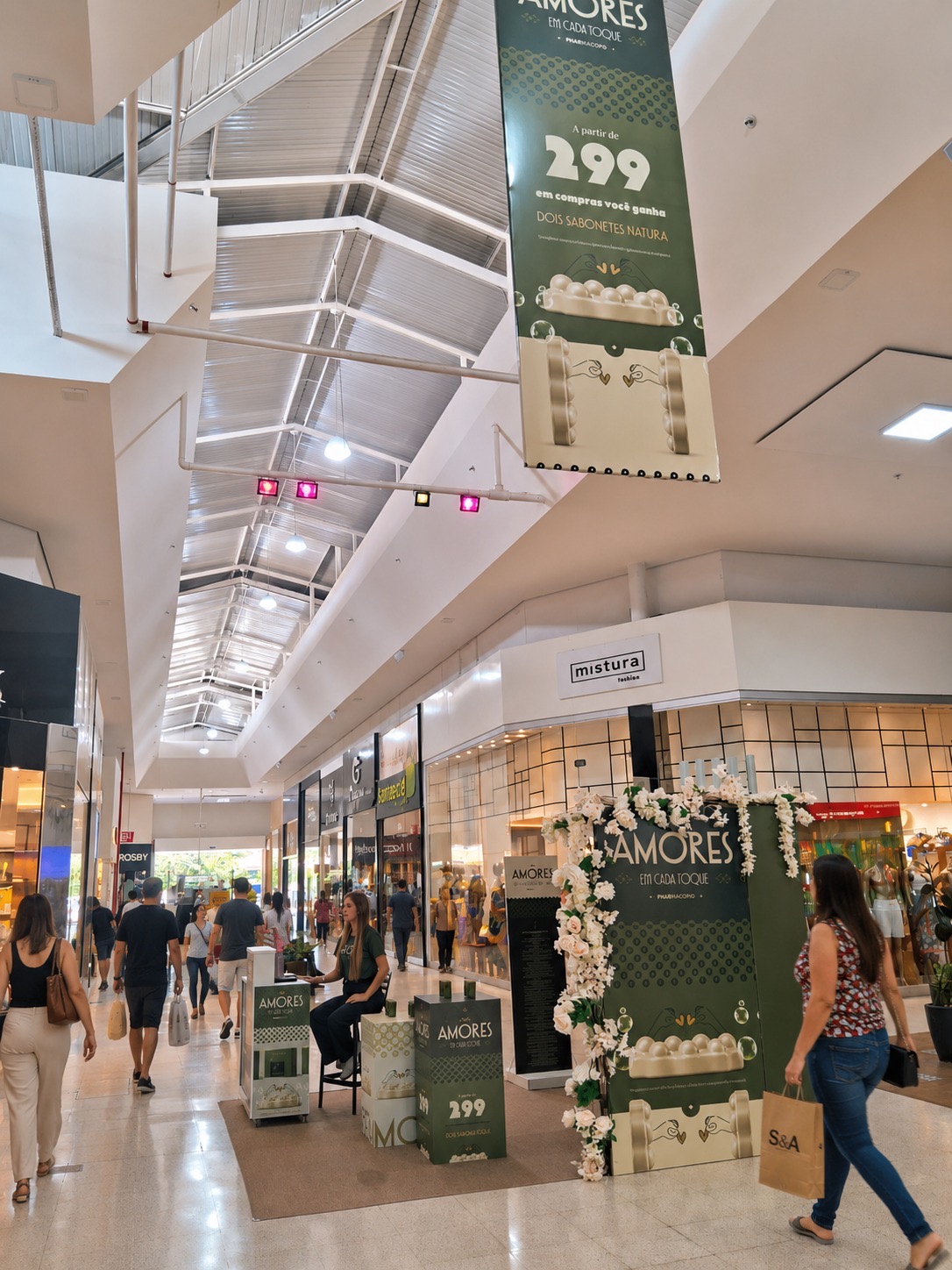 Dia dos Namorados deve aquecer o varejo e shoppings apostam em brindes e experiências para atrair clientes