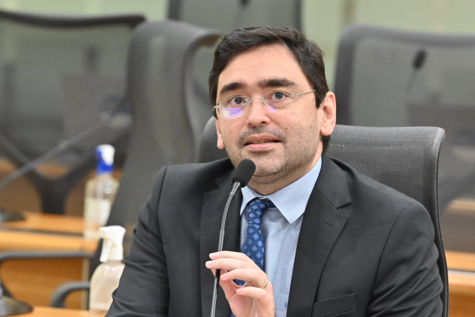 Deputado Adjuto Dias adverte sobre retorno de buracos em rodovias restauradas pelo governo