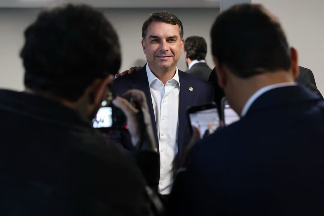 Se eleito, reduzirei número de ministérios de forma drástica, diz Flávio Bolsonaro