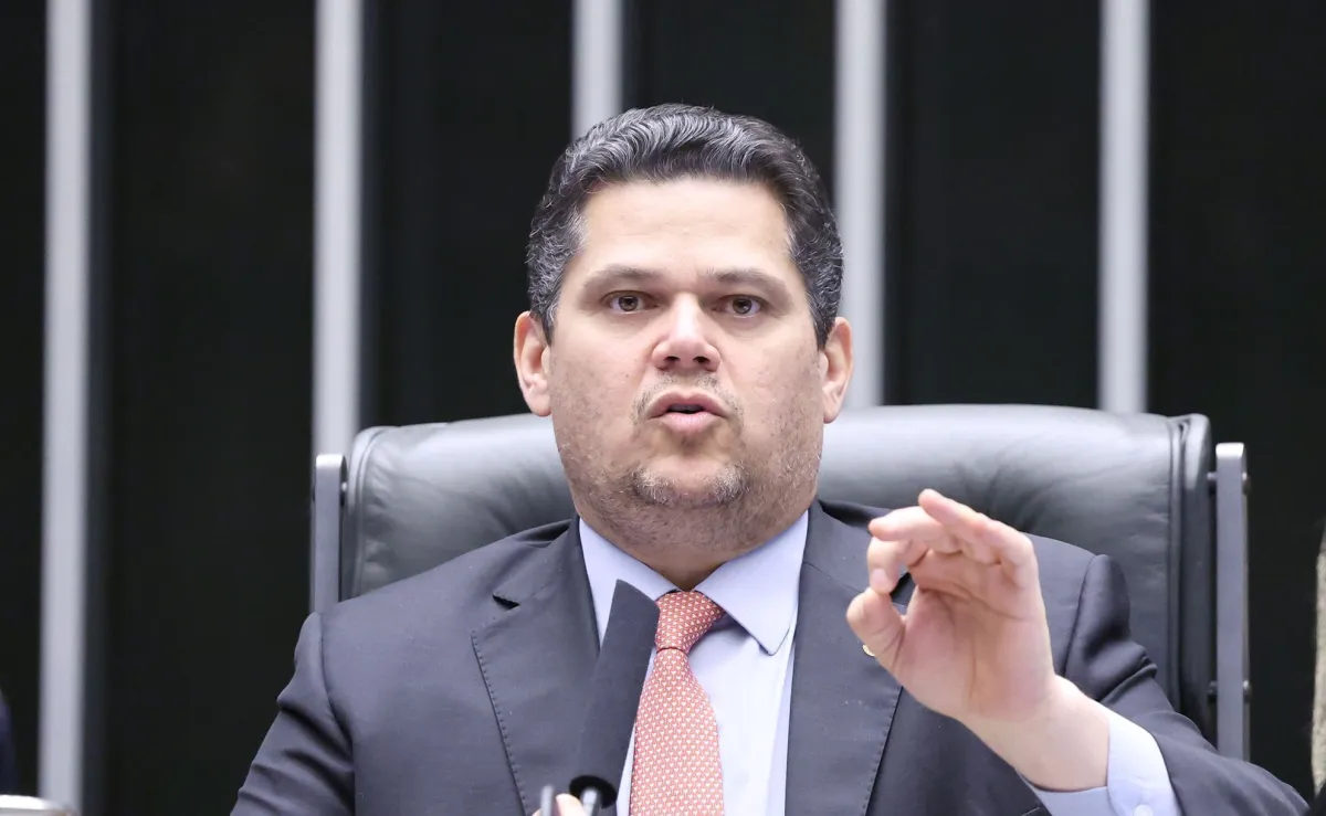 Alcolumbre diz que PEC do fim da 6×1 vai passar por ao menos uma comissão e que não terá pressa