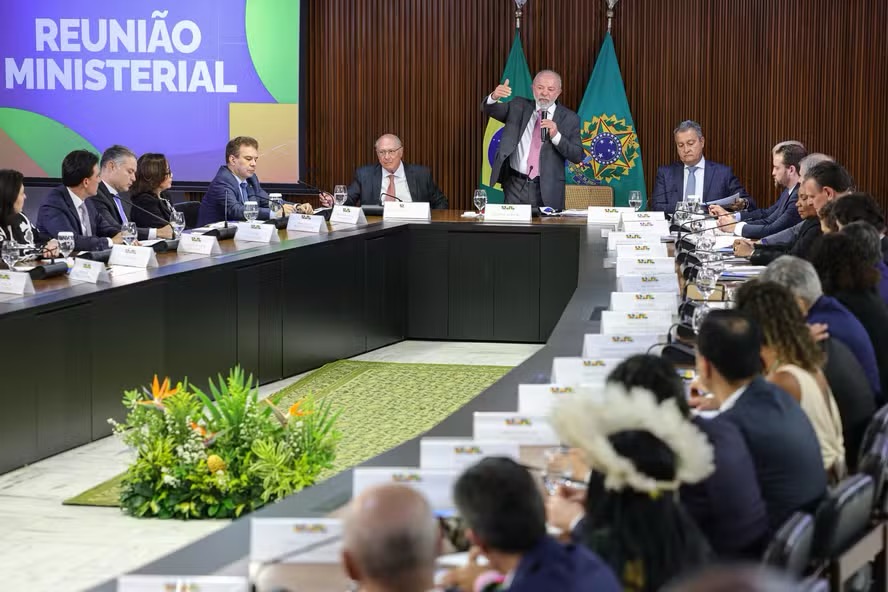 Lula faz reunião ministerial após EUA anunciarem nova proposta de tarifaço