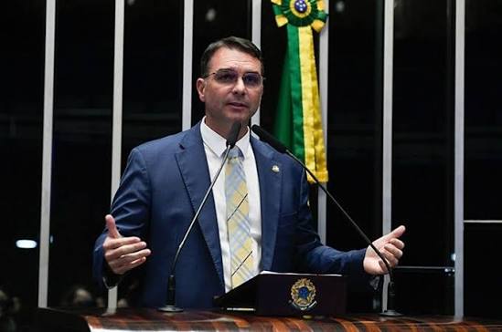 ATAQUE DIGITAL: Flávio Bolsonaro acusa PT de manipulação com IA e dispara: “Isso é muito grave”
