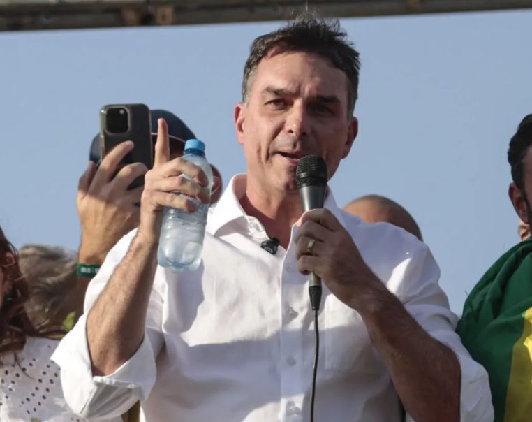 Sem ainda definir vice, Flávio Bolsonaro diz preferir uma mulher para a vaga