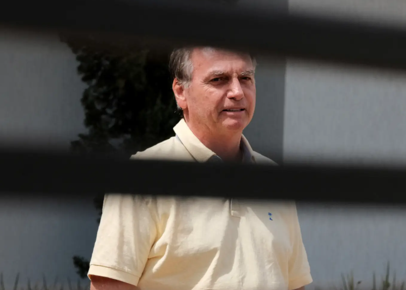 Ministros do STF defendem prorrogar prisão domiciliar humanitária de Bolsonaro