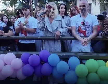 [VÍDEO] Erika Hilton diz que “não voltará para o armário” no Dia do Orgulho LGBTQQICAPF2K+ em SP