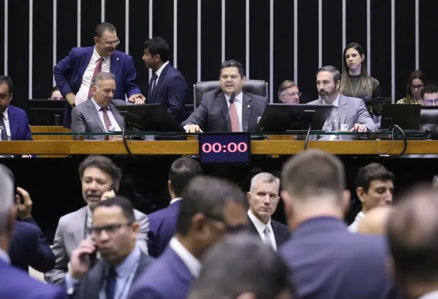 PL lidera assinaturas por CPI do Banco Master