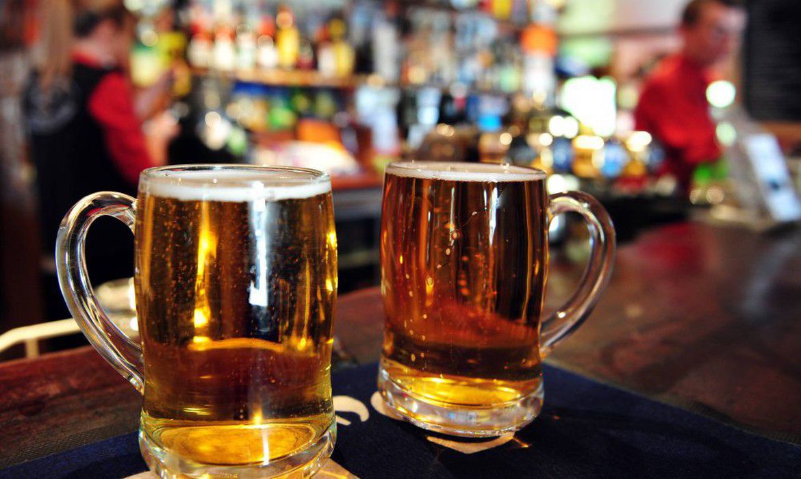 Venda de cerveja cai 5% no Brasil e setor aposta em versões zero álcool e sem glúten para a Copa